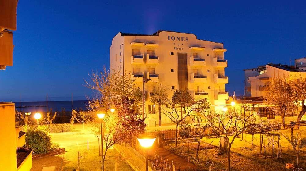 Hotel Iones Ρίμινι Εξωτερικό φωτογραφία